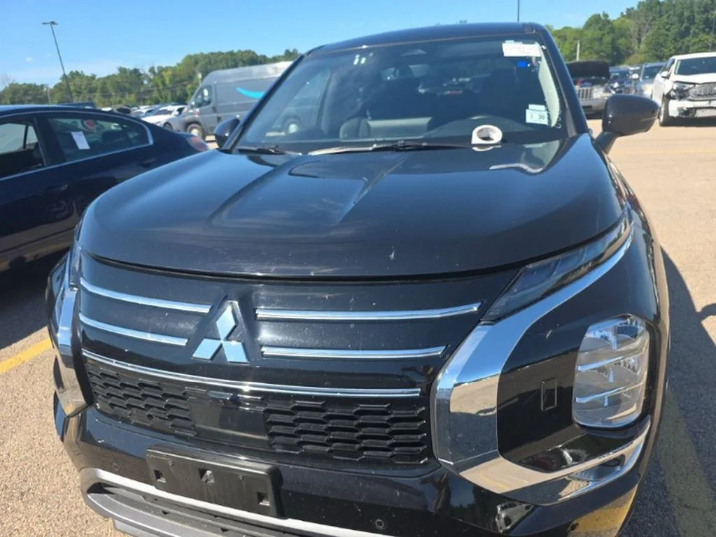 Used 2025 Black Mitsubishi SE image 2
