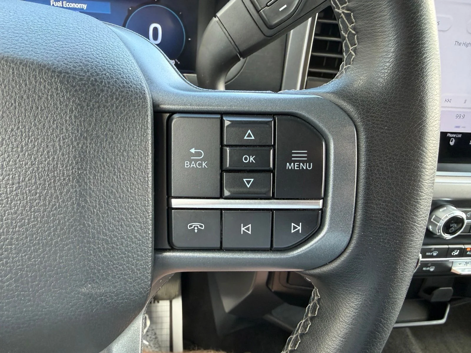 Certified Used 2024 Avalanche Ford XLT image 21