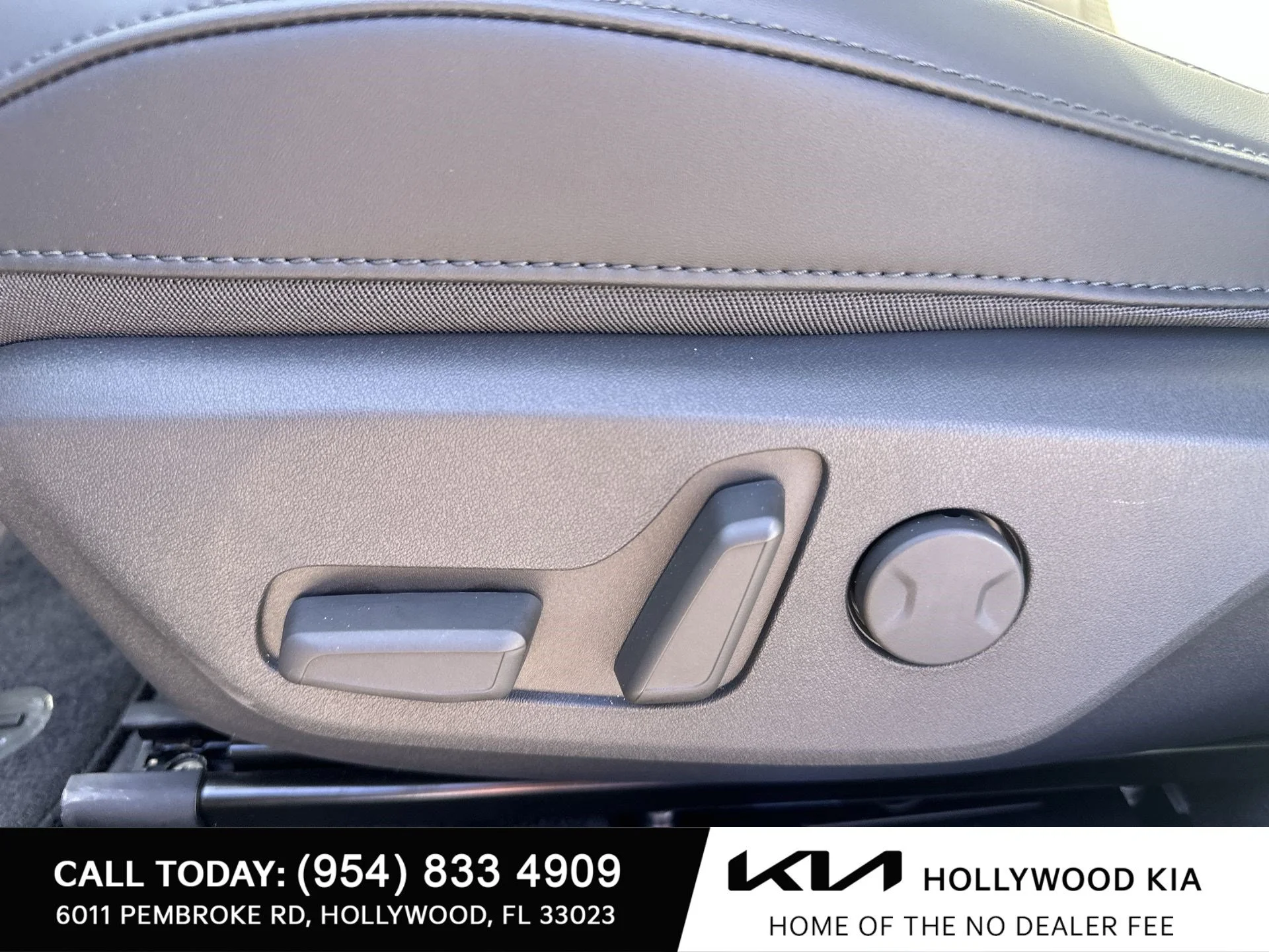 New 2025 Snow White Pearl Kia Wave image 16