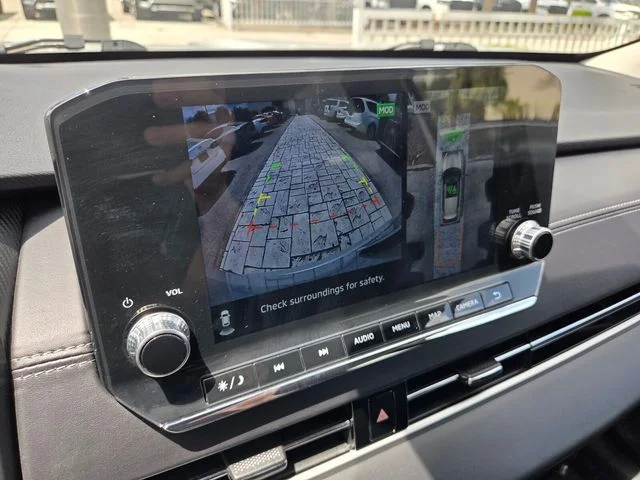 Certified Used 2024 White Mitsubishi  image 32