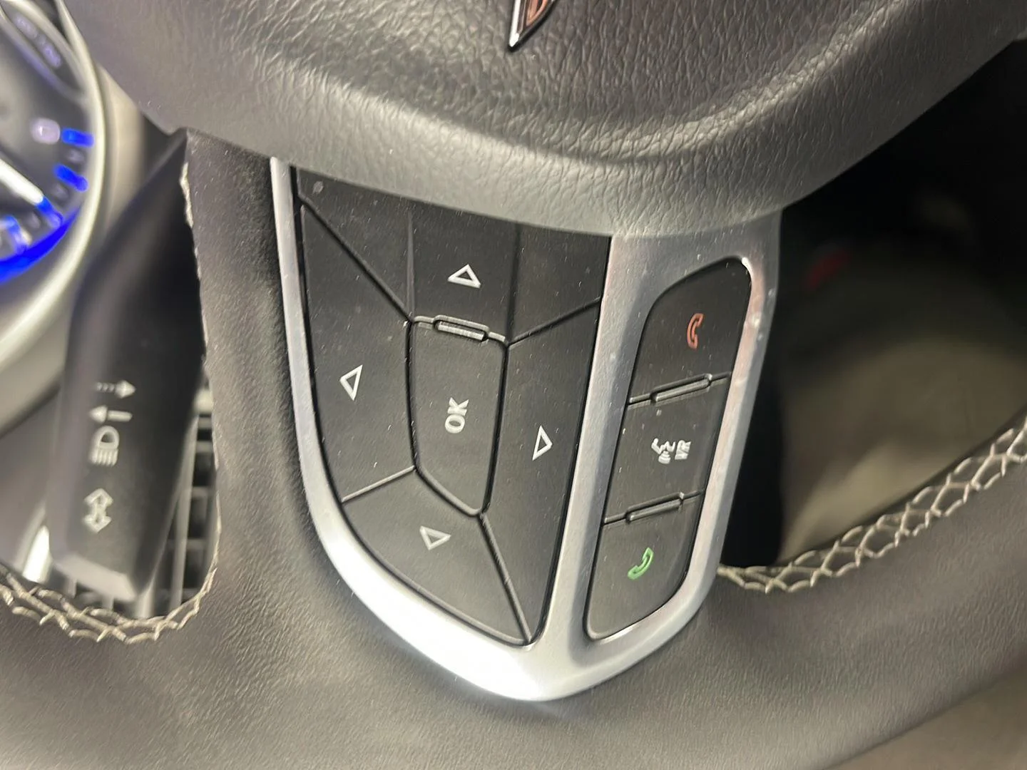 Used 2025 Bright White Clearcoat Chrysler Select image 22