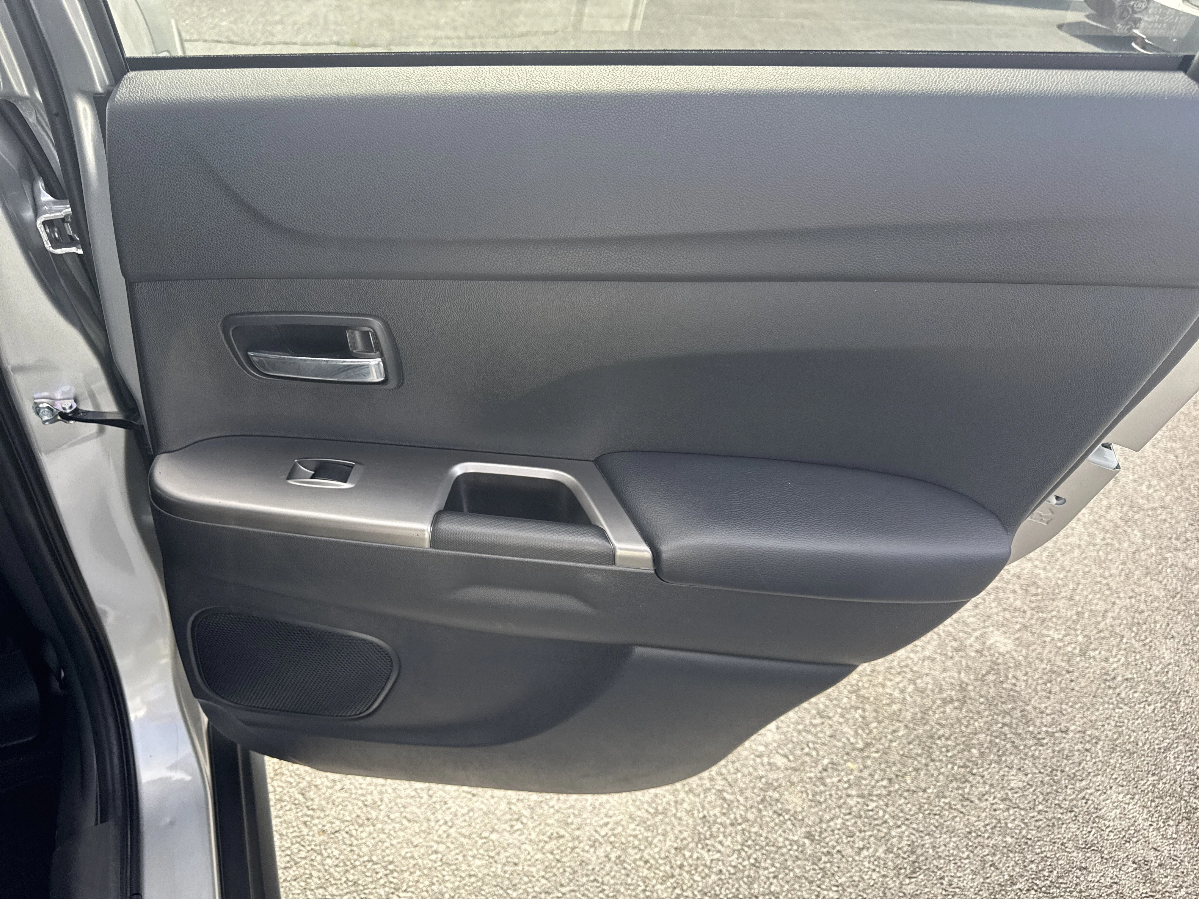 Used 2025  Mitsubishi 2.0 ES image 33