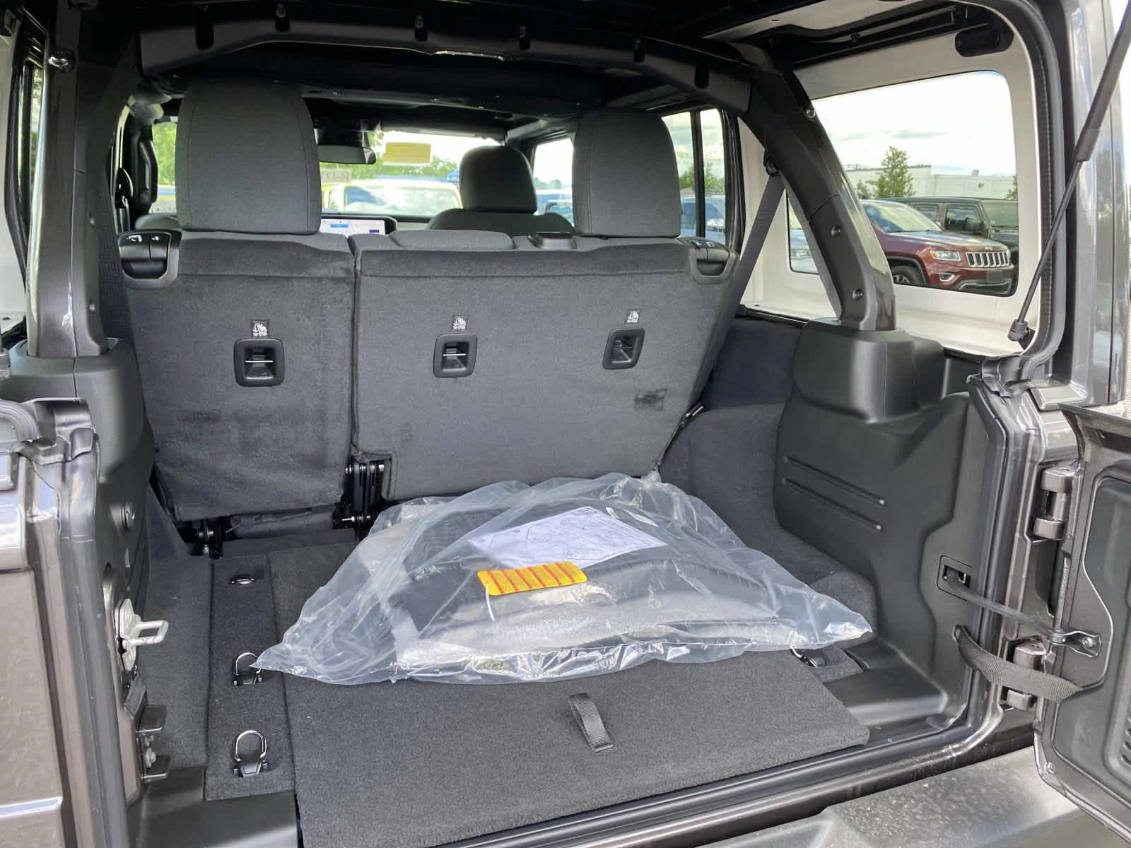 New 2026 Granite Crystal Metallic Clearcoat Jeep Sport S image 5