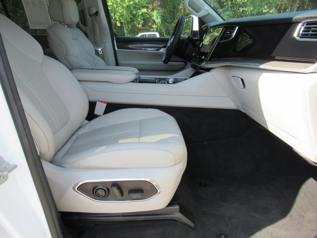 Used 2022 White Jeep Series II image 10