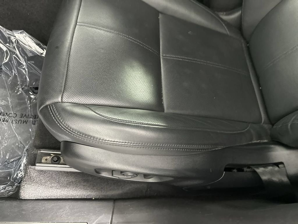 Used 2025  Land Rover Dynamic SE image 4