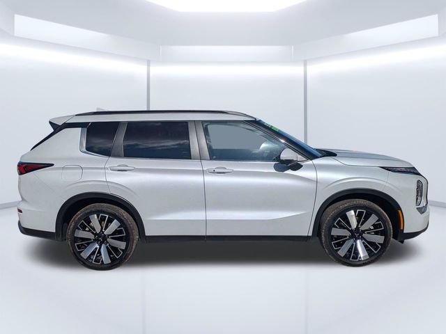Used 2025 White Mitsubishi SE image 2