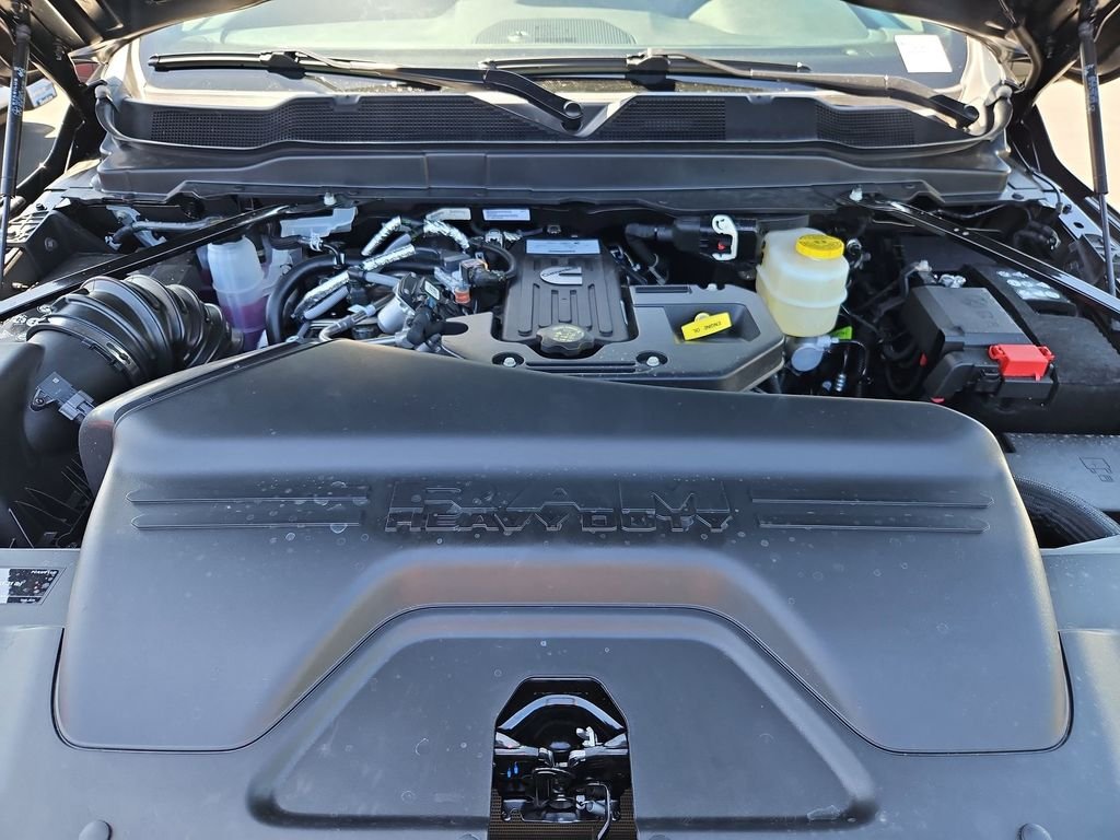 New 2026 Diamond Black Crystal Pearl-Coat Exterior Paint RAM Tradesman image 31