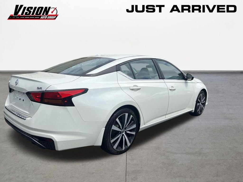 Used 2019 White Nissan 2.5 SR image 4