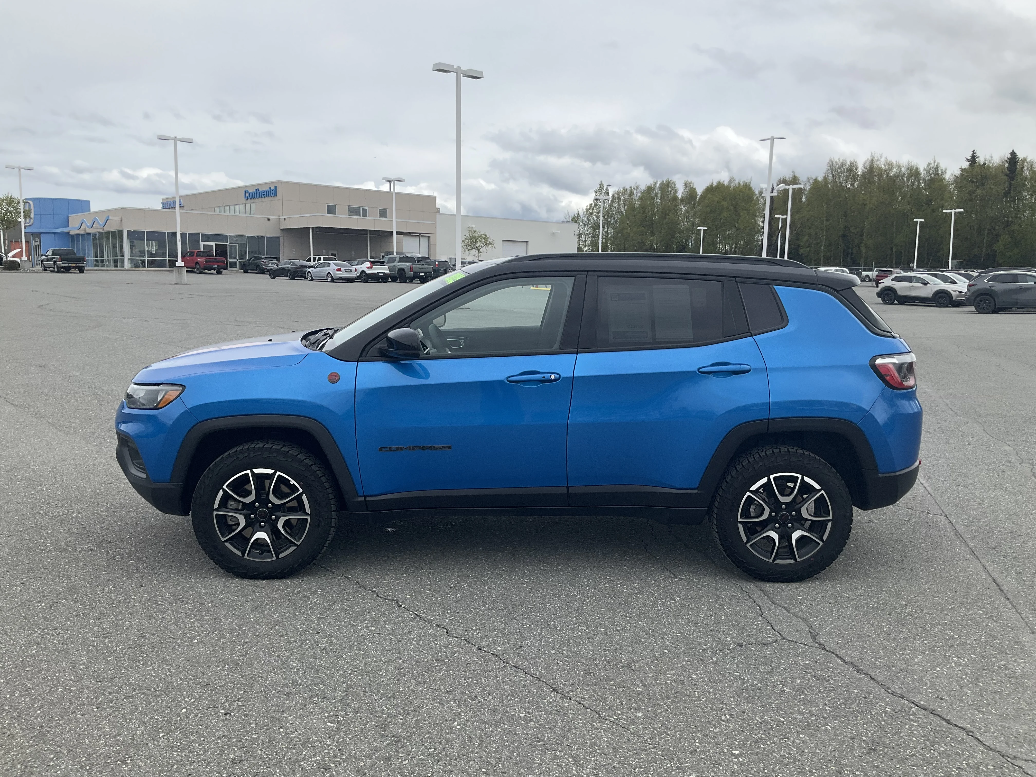 Used 2025 Hydro Blue Pearlcoat Jeep Trailhawk image 3