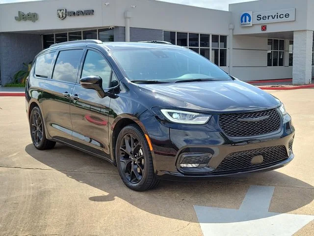 2025 Chrysler Pacifica Limited's photo