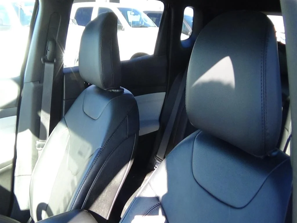 Used 2024 Diamond Black Crystal Pearl Coat (pxj) Jeep Limited image 19