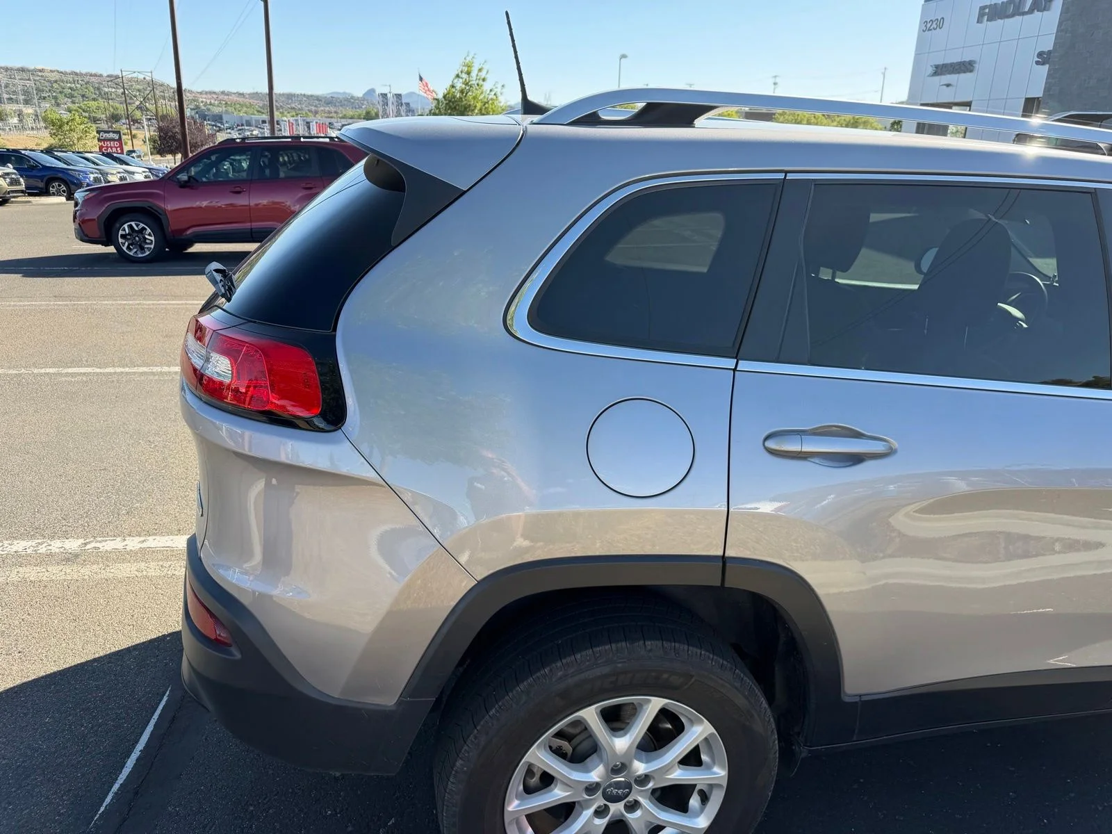 Used 2018 Silver Jeep Latitude Plus image 11