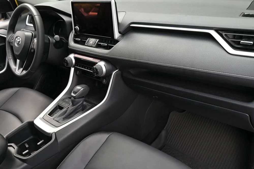 Used 2025 Silver Toyota XLE Premium image 17