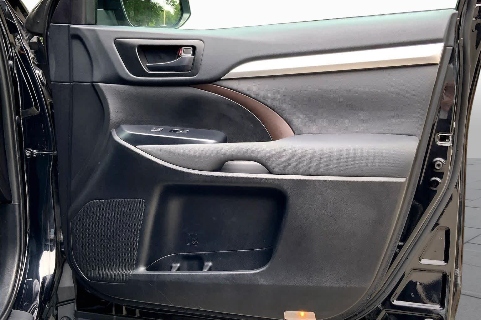 Used 2019 Midnight Black Metallic Toyota LE image 23