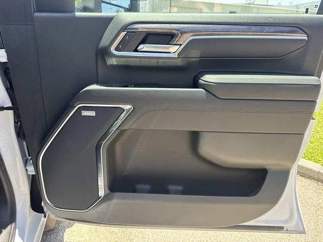Used 2024 Iridescent Pearl Tricoat Chevrolet LTZ image 33