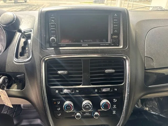 Used 2018 Brilliant Black Crystal Pearlcoat Dodge SXT image 13