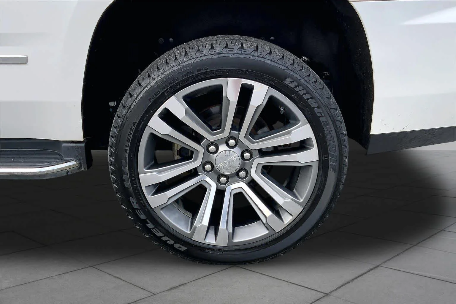 Used 2019 White Frost Tricoat GMC Denali image 10