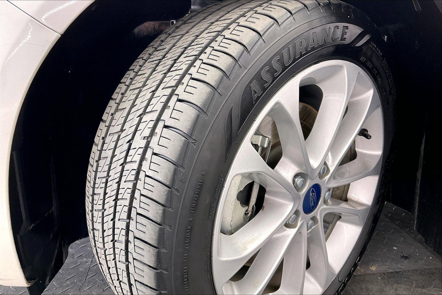 Used 2020 White Platinum Metallic Tri-Coat Ford Titanium image 32