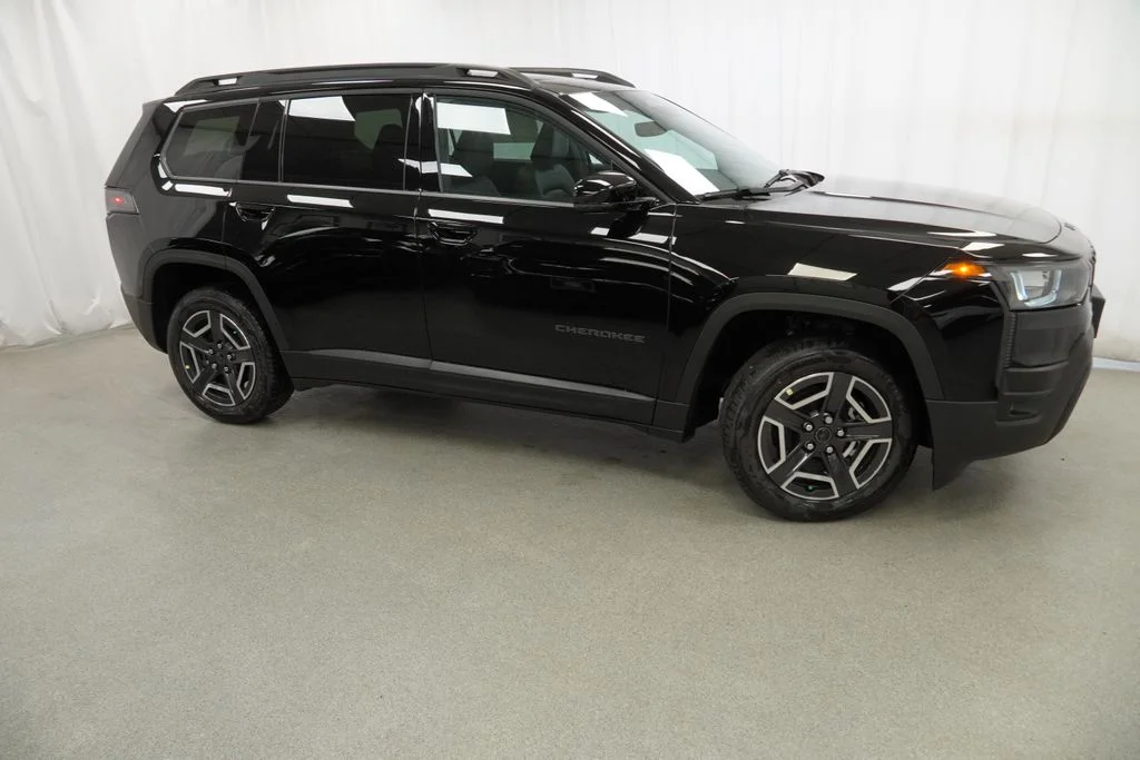 New 2026 Diamond Black Crystal Pearl-Coat Exterior Paint Jeep Limited image 9