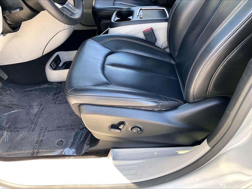 Used 2023 Silver Mist Clearcoat Chrysler Touring L image 32