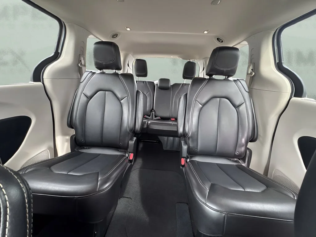 Used 2024 Silver Chrysler Touring L image 11