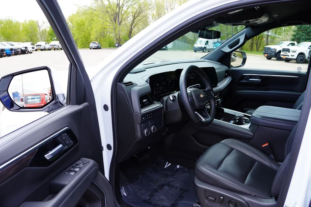 Used 2025 Summit White Chevrolet LT image 15