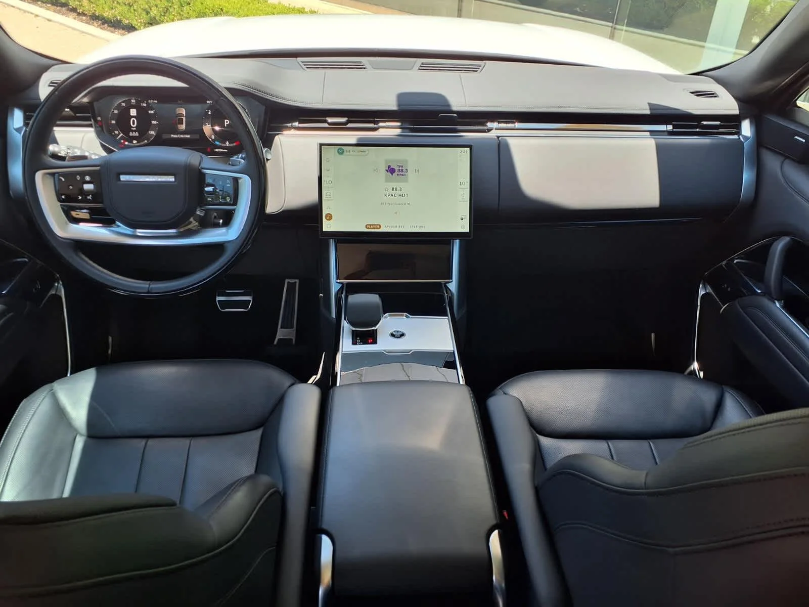 Certified Used 2025 Fuji White Land Rover SE image 21