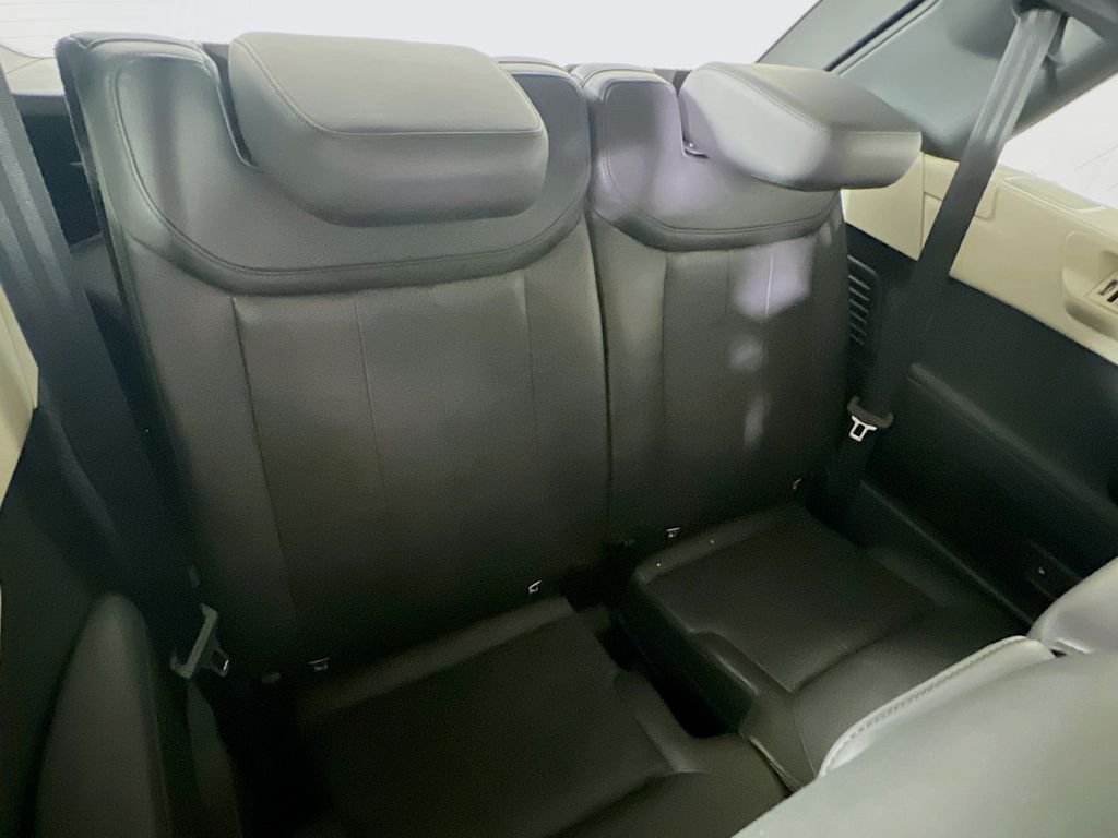 Used 2022 Fuji White Land Rover SE image 29