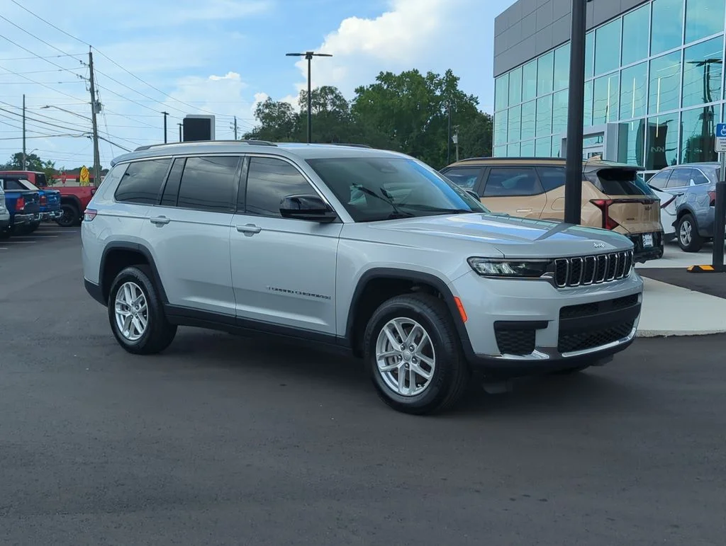 Used 2022 Silver Jeep Laredo image 9
