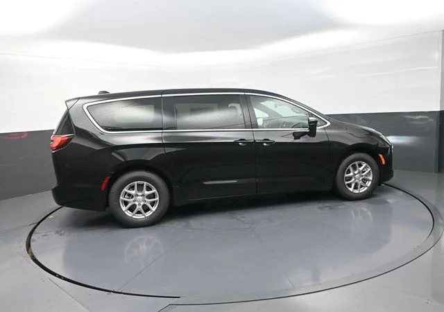 New 2027 Diamond Black Crystal Pearl-Coat Exterior Paint Chrysler Select image 10