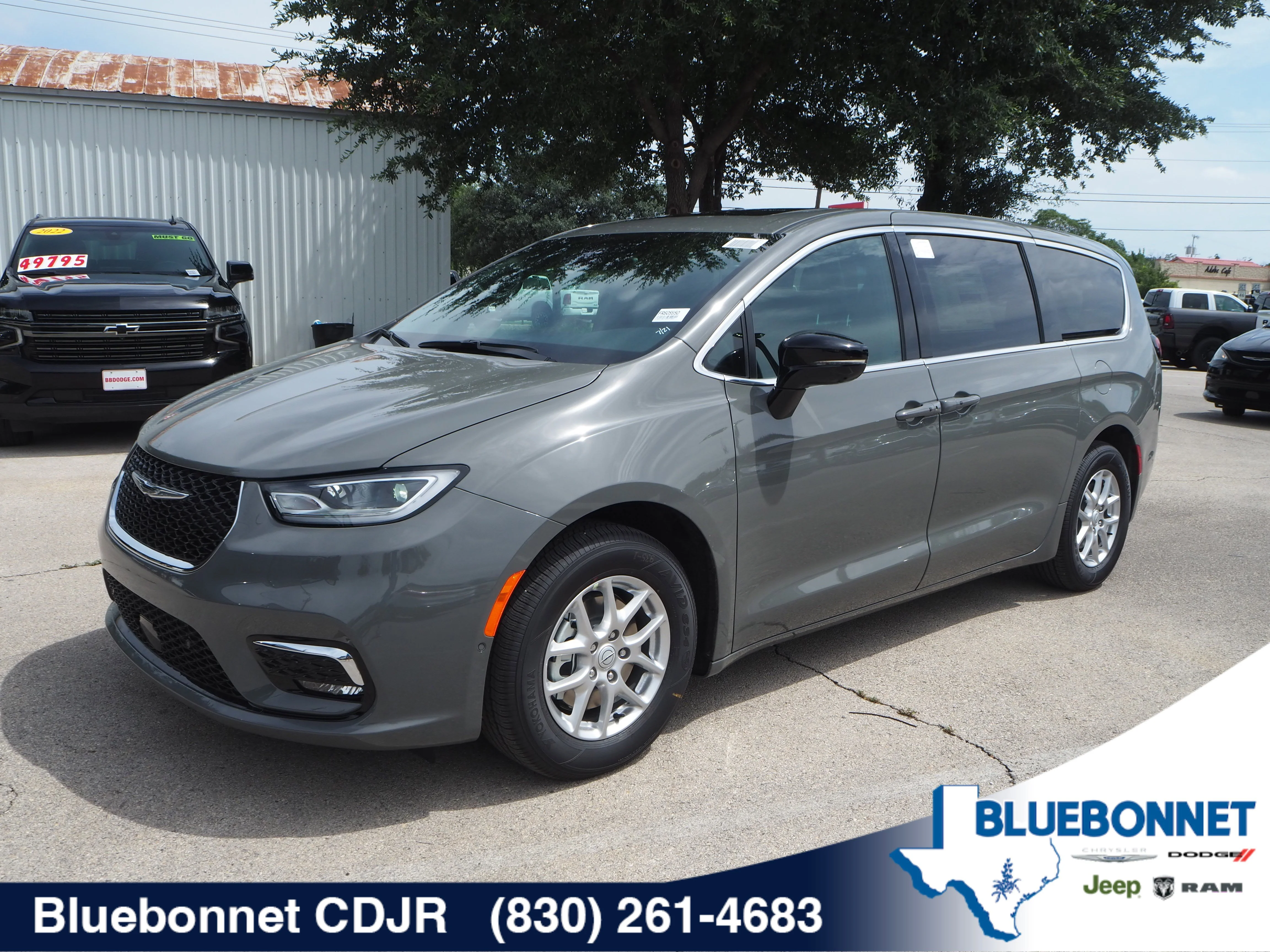2025 Chrysler Pacifica Select's photo