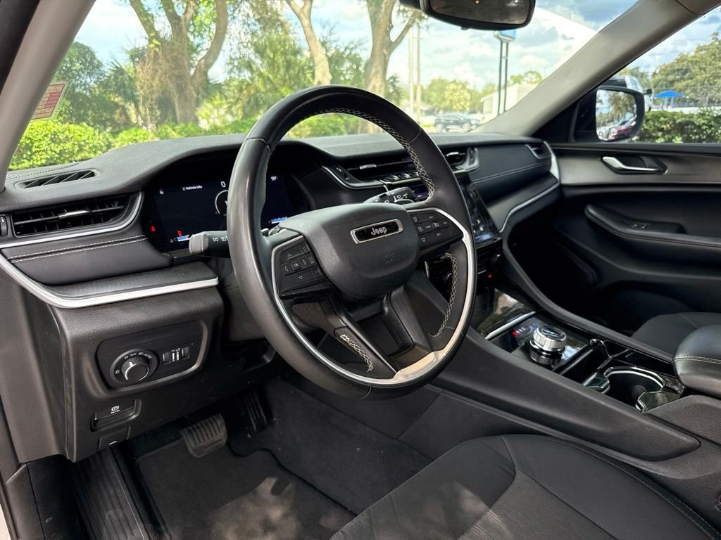 Used 2023 Silver Jeep Laredo image 12