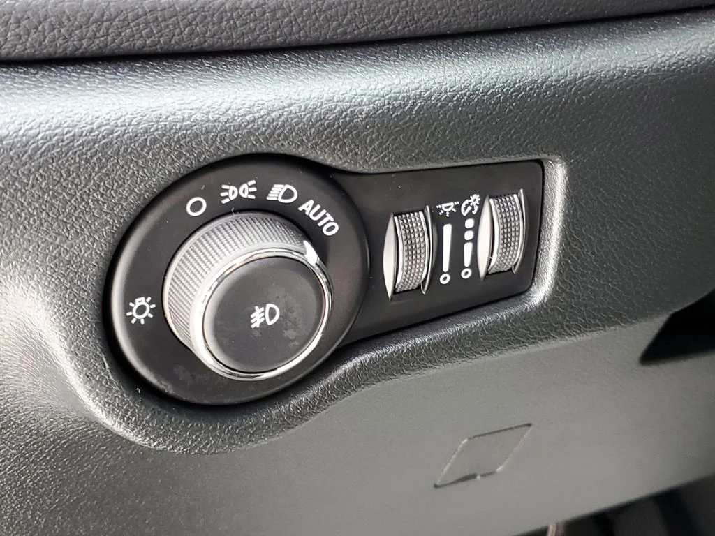 2026 Chrysler Pacifica Select - Photo 11