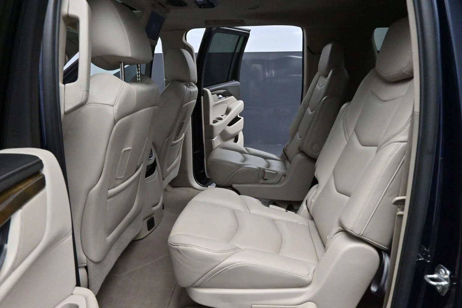Used 2019 DARK ADRIATIC BLUE METALLIC Cadillac Premium Luxury image 35