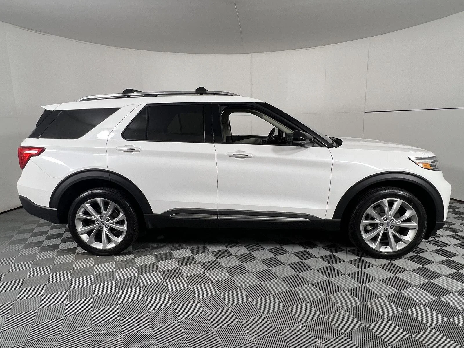 Used 2022 Star White Metallic Tri-Coat Ford Platinum image 14