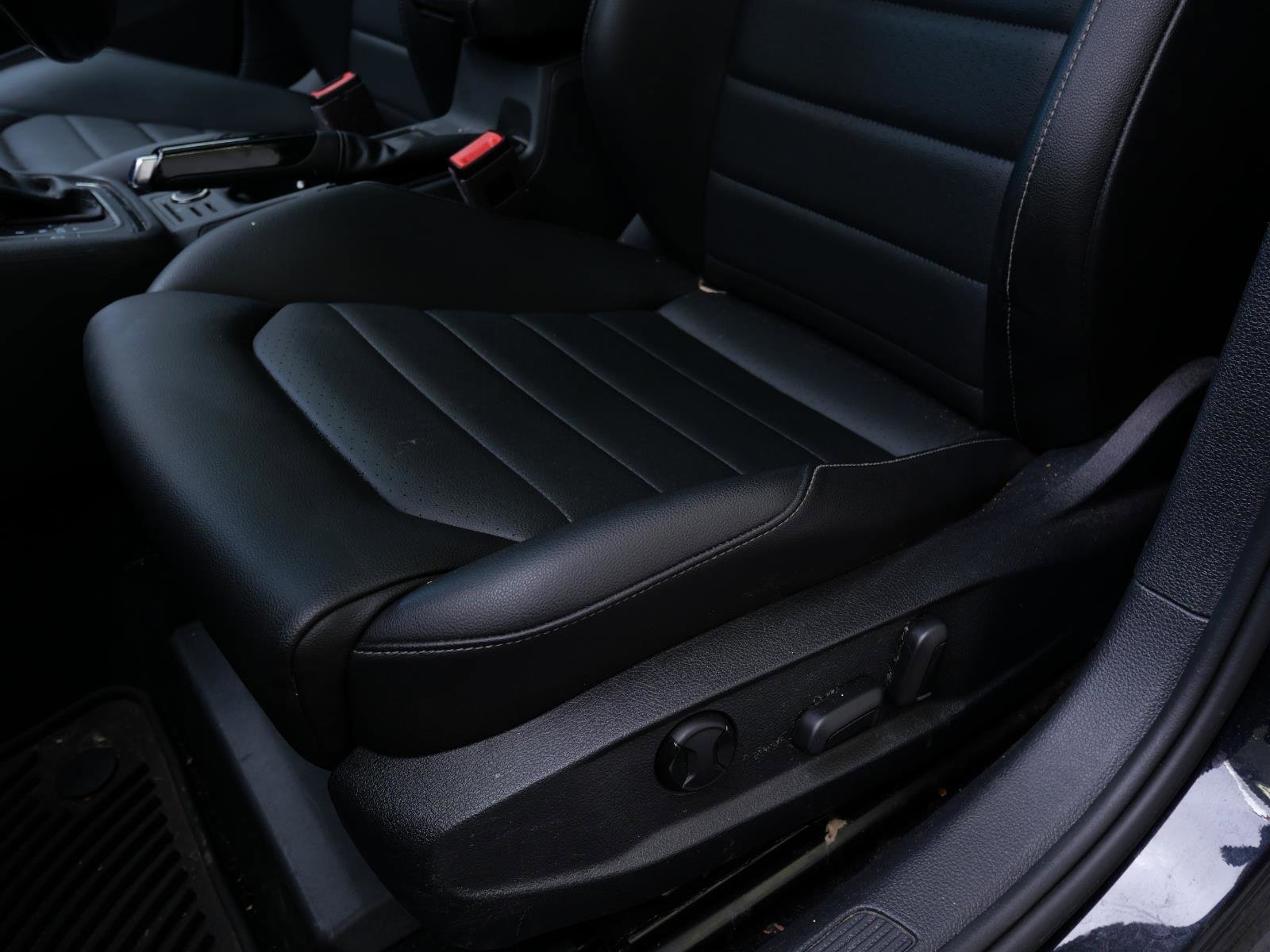 Used 2018  Volkswagen S image 11