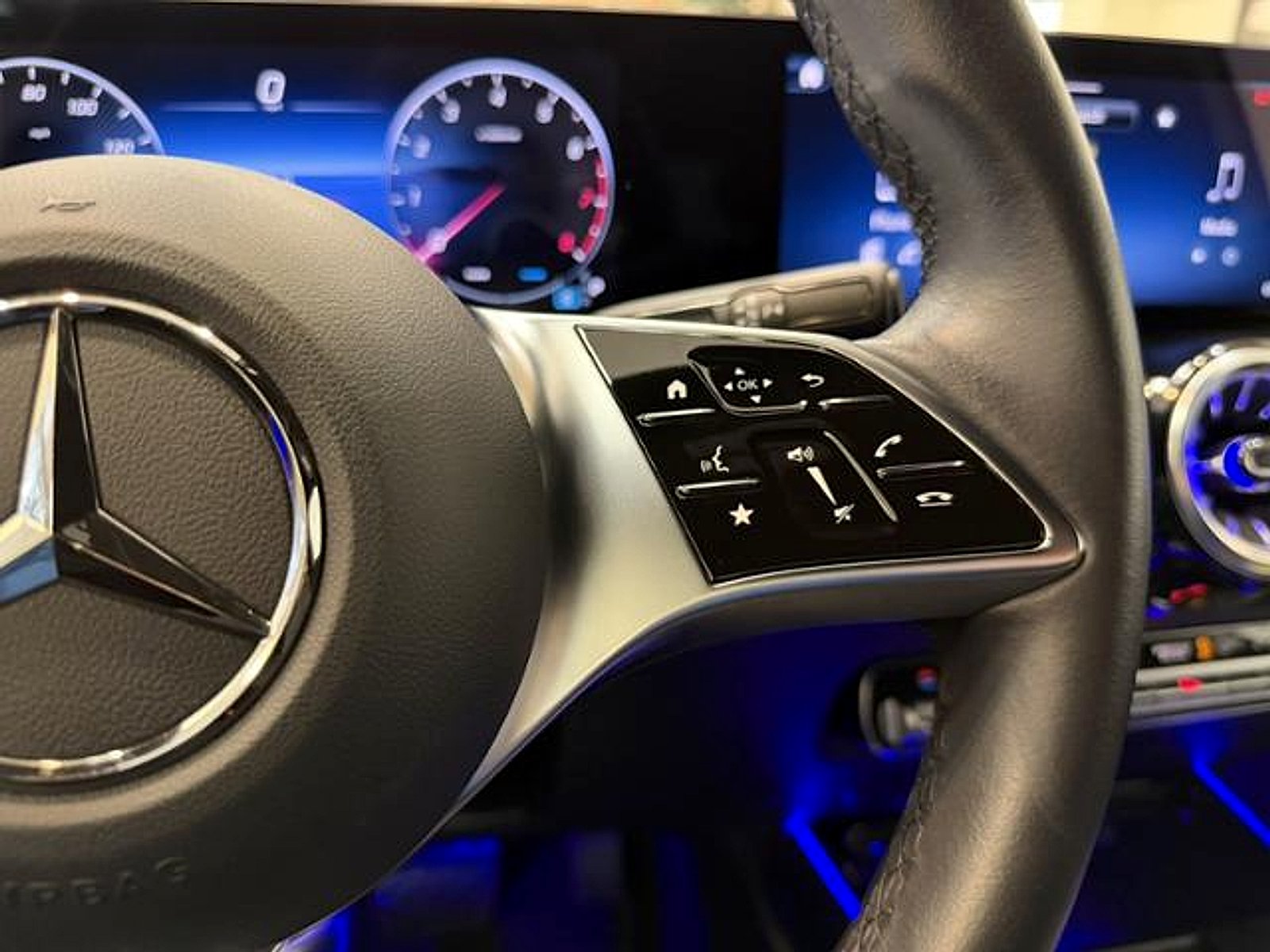 Used 2025 Cirrus Silver Metallic Mercedes-Benz 4MATIC® image 18