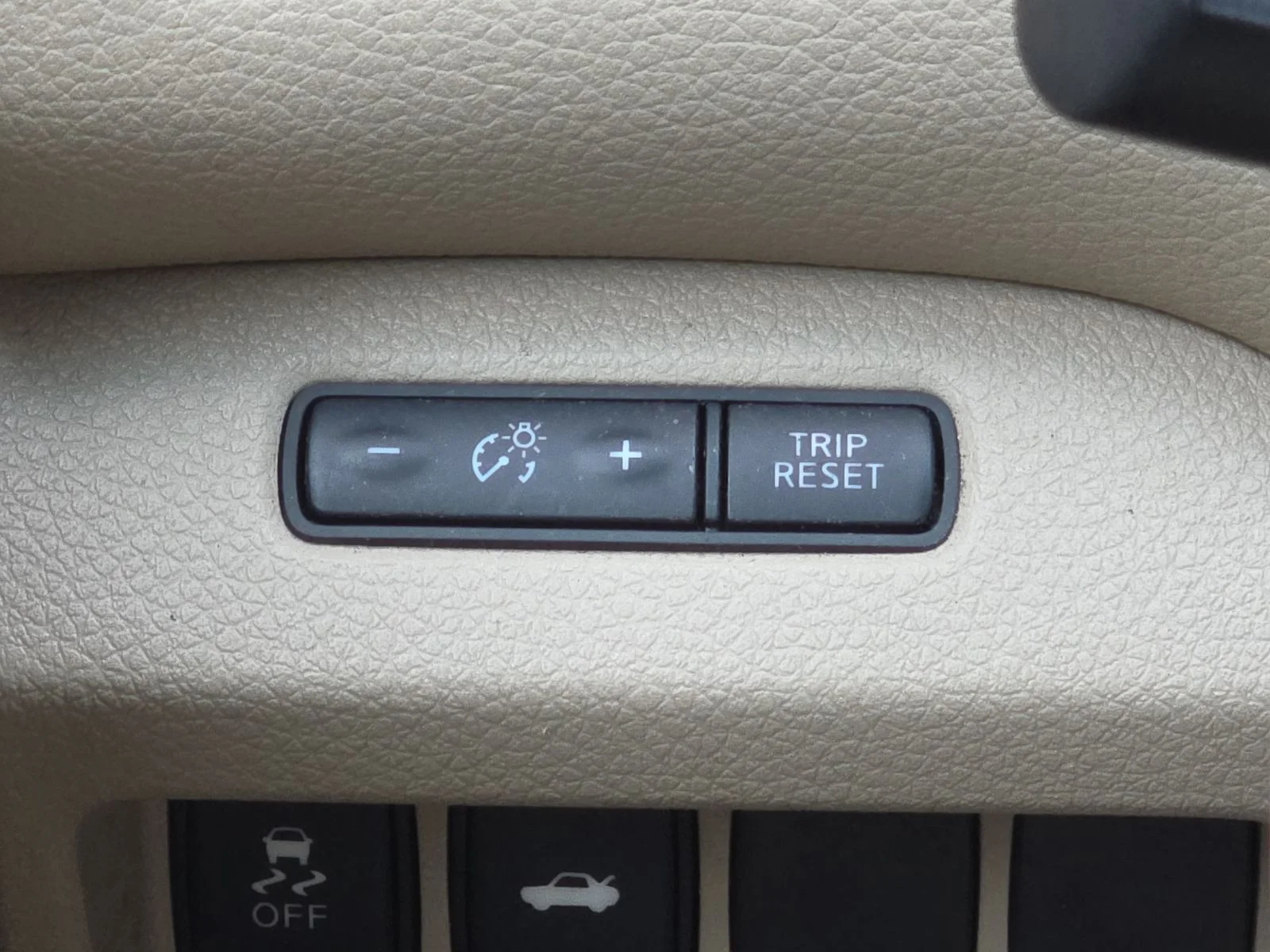 Used 2014 Brown Nissan 2.5 S image 24