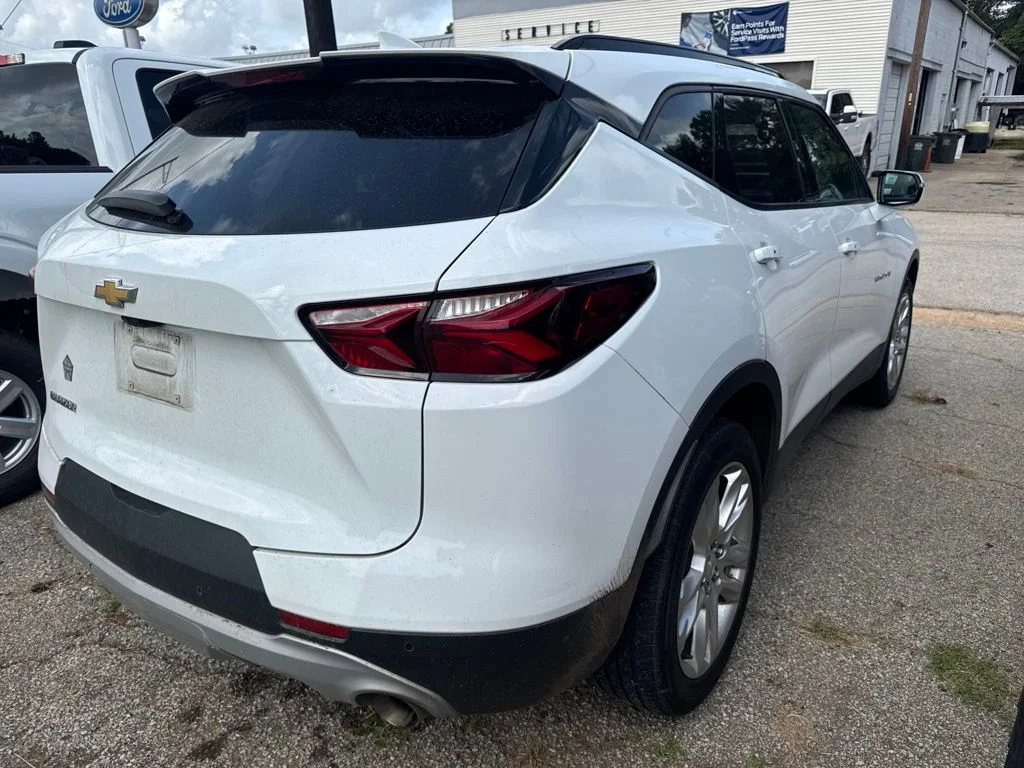 Used 2022 White Chevrolet LT image 3