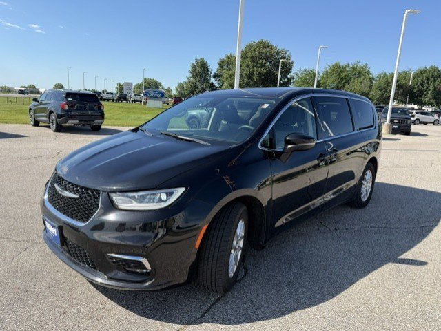 Used 2023 Brilliant Black Crystal Pearlcoat Chrysler Touring L image 3