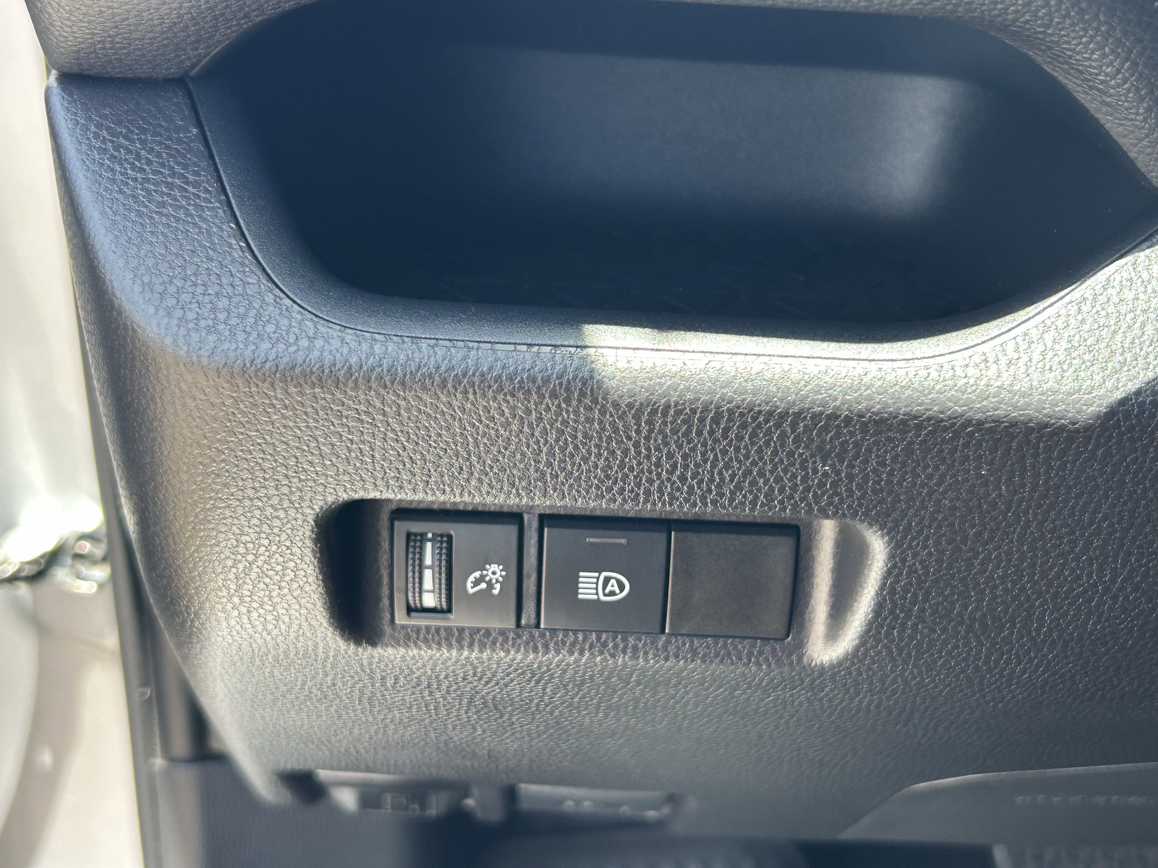 2025 Toyota RAV4 XLE - Photo 31