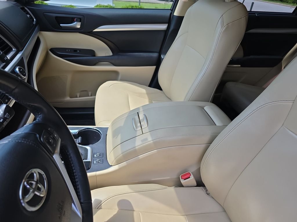 Used 2015 Red Toyota XLE V6 image 15