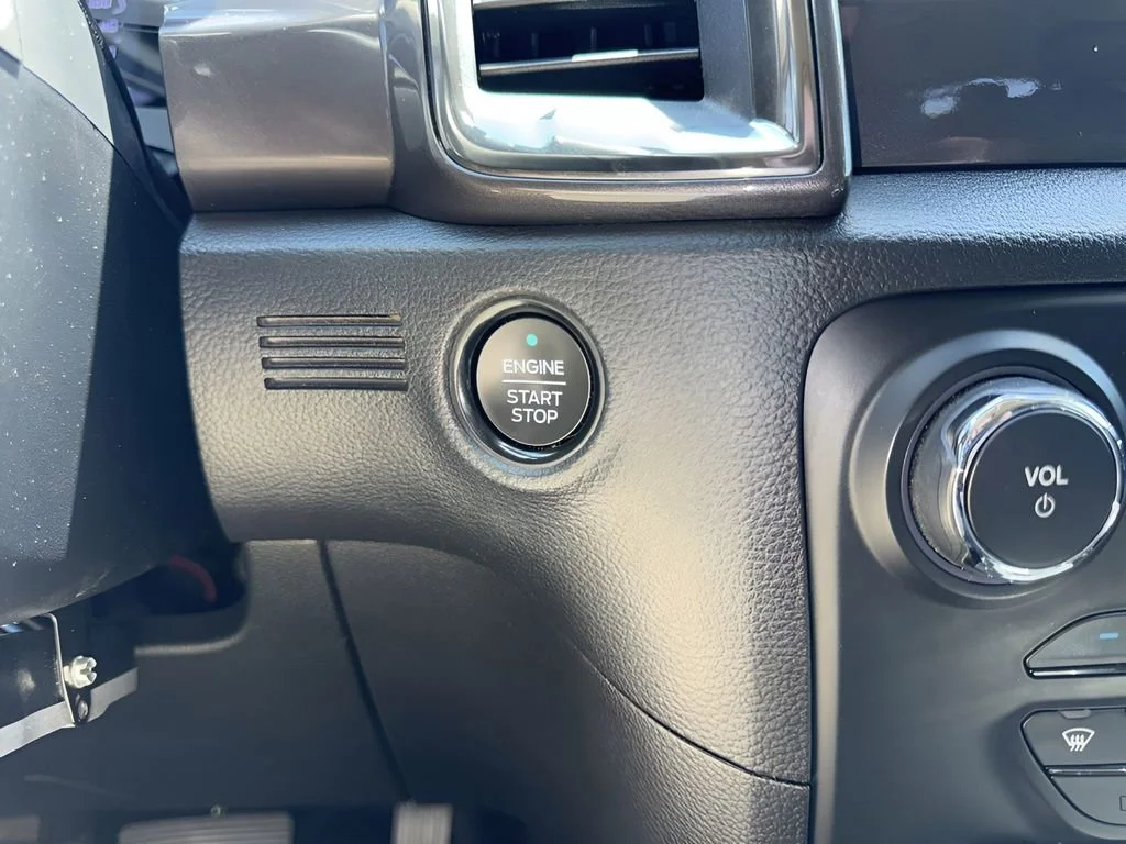 Used 2019  Ford XL image 18