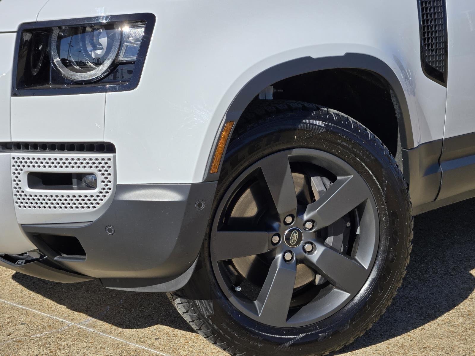 Used 2024 Fuji White Land Rover SE image 7