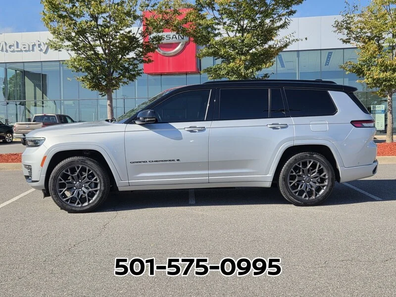 Used 2023 Silver JEEP SUMMIT 4X4 image 2