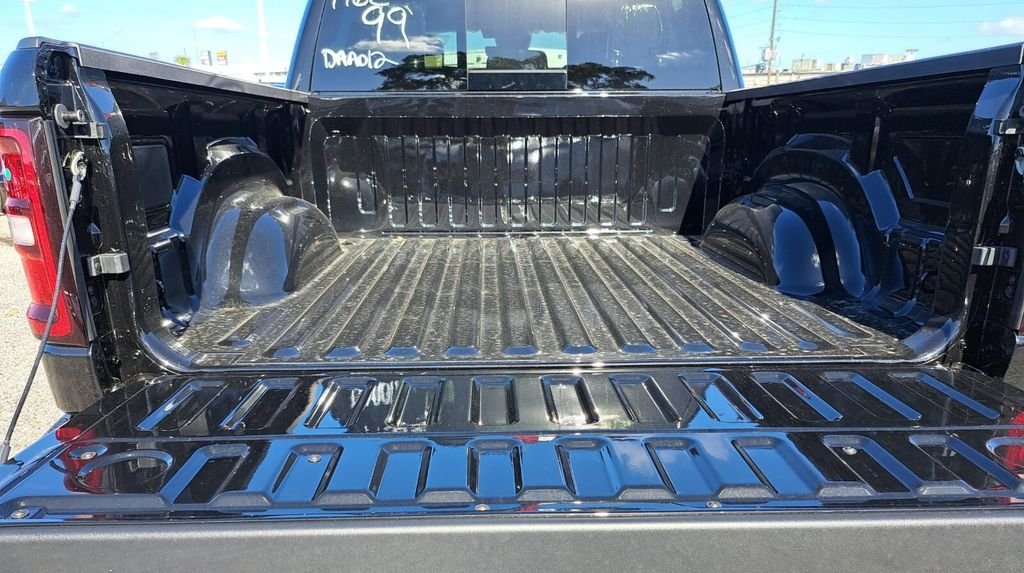 New 2025 Diamond Black Crystal Pearl-Coat Exterior Paint RAM Tradesman image 26