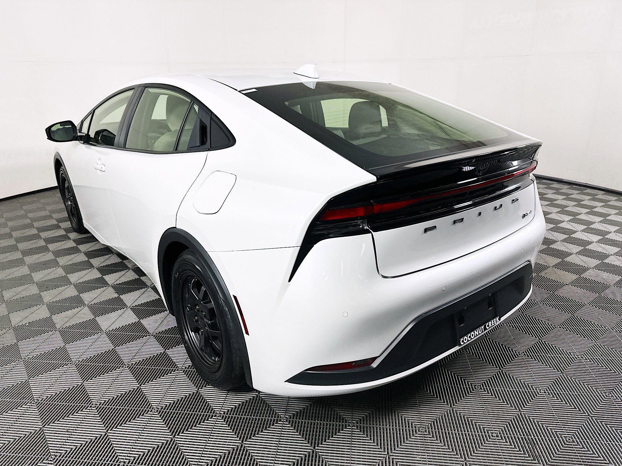 Used 2023 Pearl Toyota LE image 5