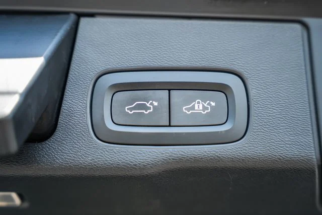 Used 2019 Denim Blue Volvo T5 Inscription image 11