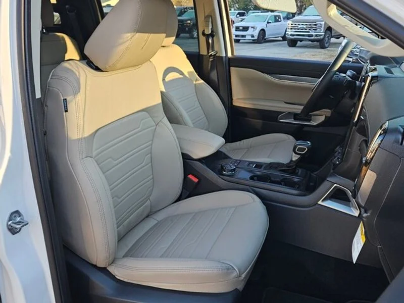 New 2025 Oxford White Ford LARIAT® image 14
