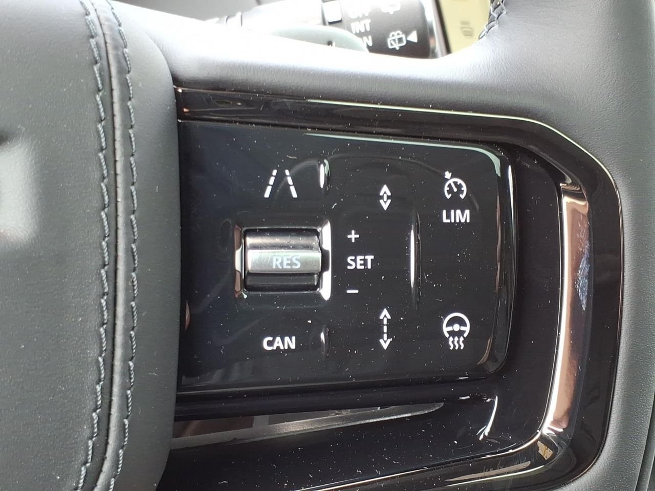 New 2026 Ostuni Pearl White LAND ROVER Dynamic SE image 11